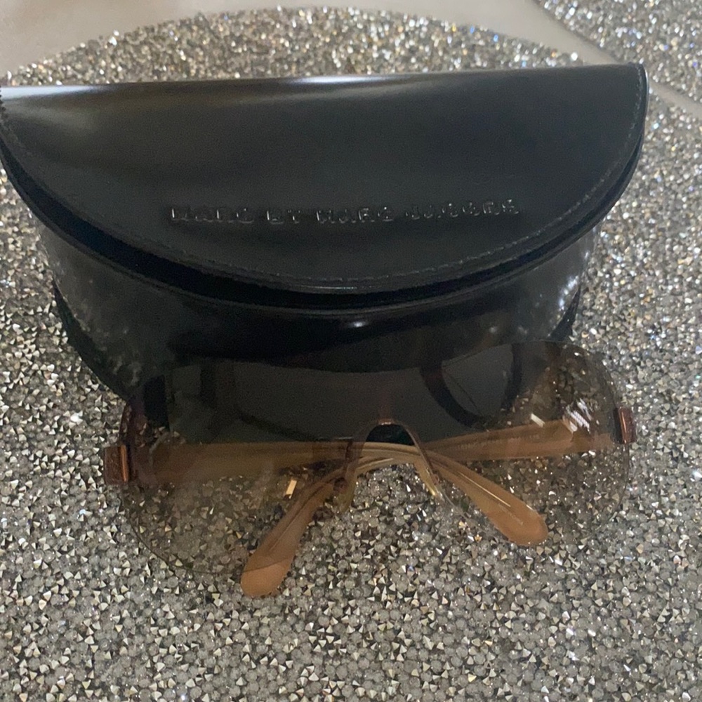 Marc Jacob’s case black with free sunglasses
